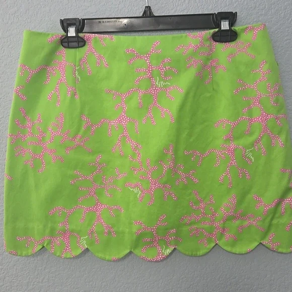 LILLY PULITZER Tropper Mini Skirt Sz 10 Pink Polka Dot Coral On Green Scalloped - Picture 6 of 10